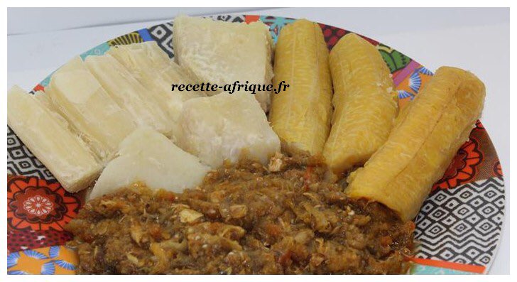 Akpessi d’igname ou de banane plantain ( l’igname et la banane sont bouillis) avec une pâte différente selon les goûts (j’ai vu qu’on mangeait la banane comme ça en Guadeloupe aussi !)