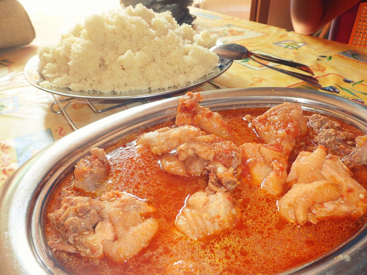 Le Kedjenou de poulet (ou de poisson) , c’est un poulet à la basquaise sans poivrons et plus goûtu (sorry ) simple et efficace, il s’accompagne d’attieke ou de riz