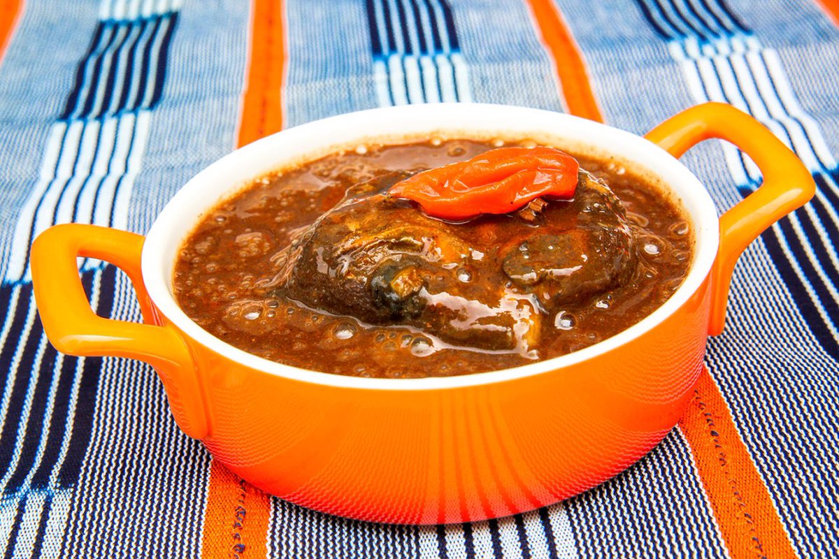 Sauce Kplé ou Longuère à base de graine d’irvingia gabonensis , ce plat se mange avec du riz , du placali , du foutou manioc ou du kabato