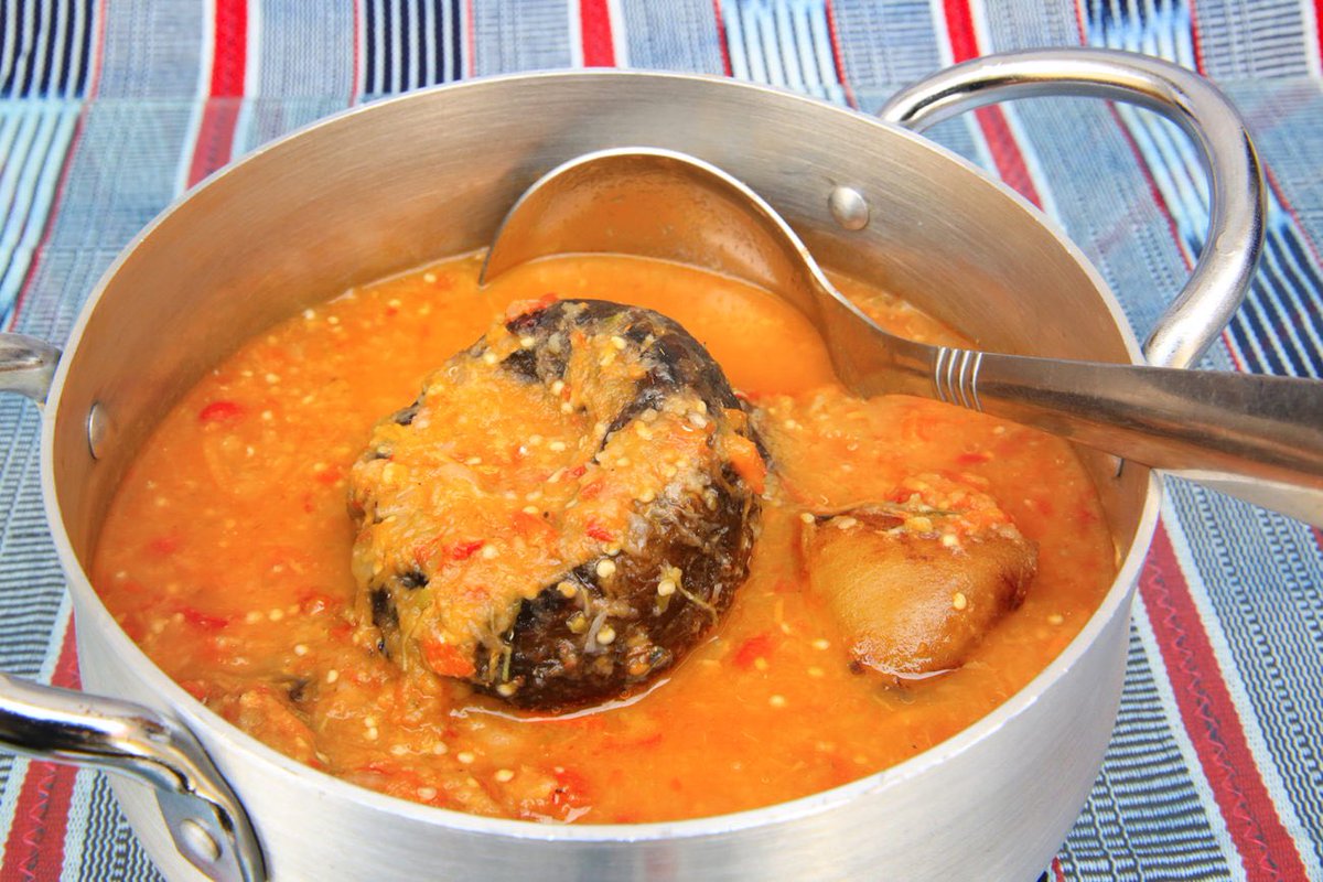 La sauce Aubergine à base d’une base d’une variété d’aubergines petites et vertes qui poussent en Afrique de l’Ouest principalement. Ce plat se mange avec du riz ou du foutou banane