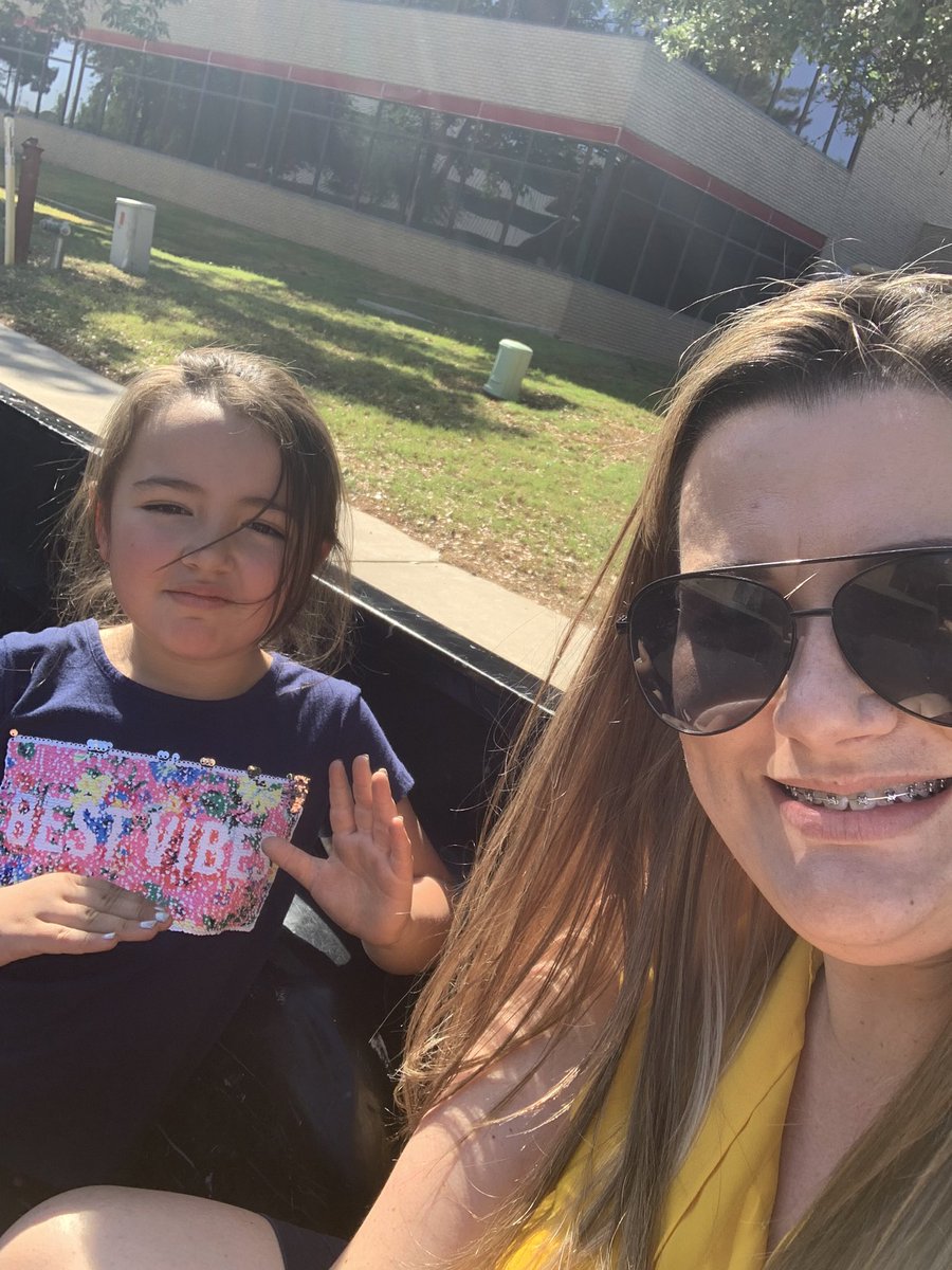 DrMandyHinojos's tweet photo. We are in lone for @AustinMntessori parade!!! We miss our school!! @Castanedaroom10 @EctorCountyISD #techytribe https://t.co/nuw4P3x7I8