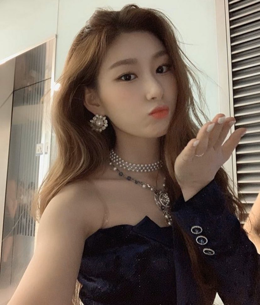 chaeryeong being the prettiest girl ever : a thread!!