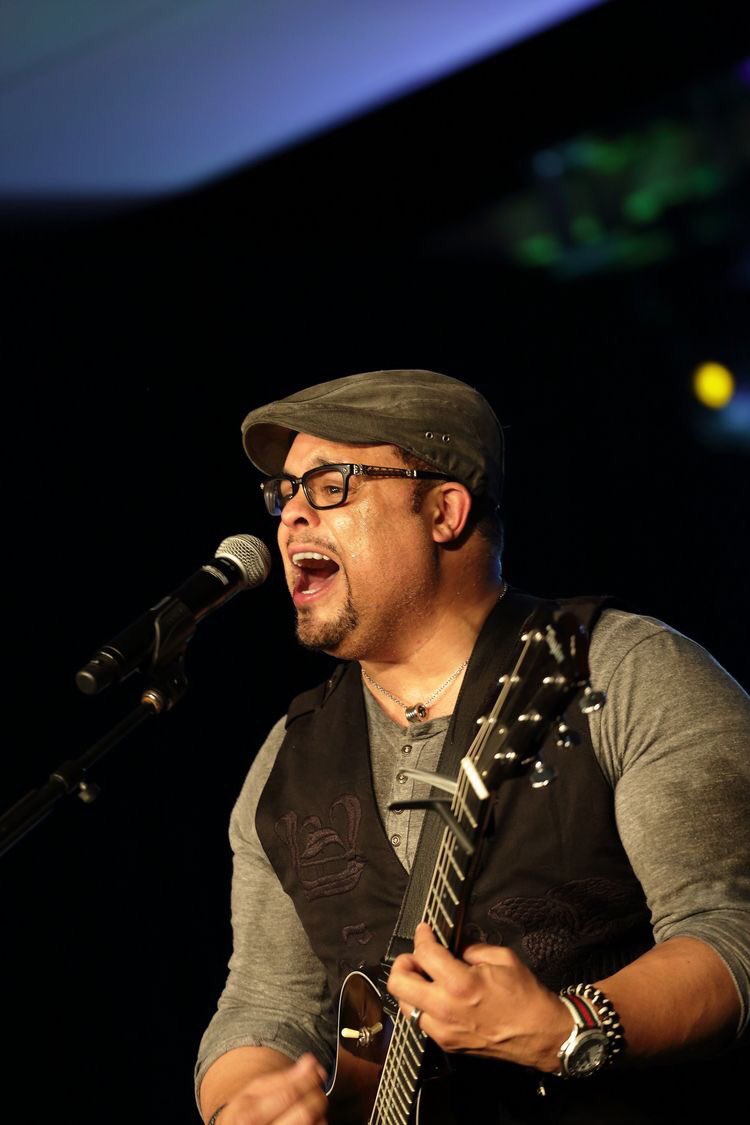 34. Israel Houghton