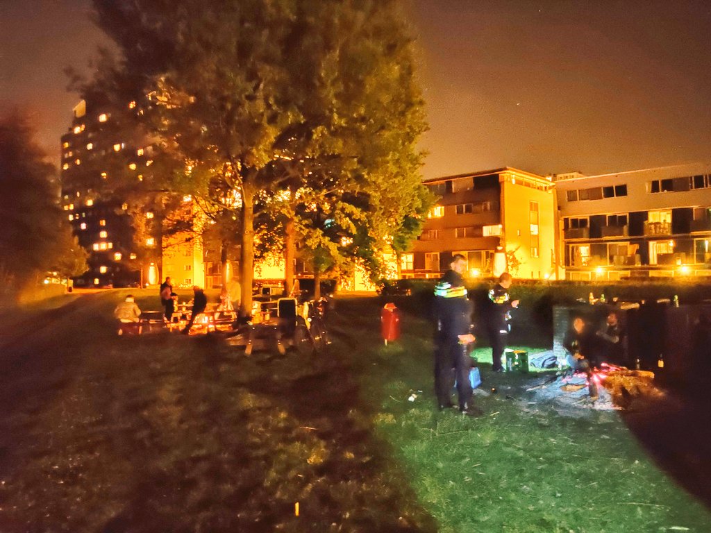 We rijden op dit moment van de ene naar de andere overlast melding. Bij de een goed gesprek, bij de ander moeten we helaas bekeuren.

#HOUVOL #BlijfThuis