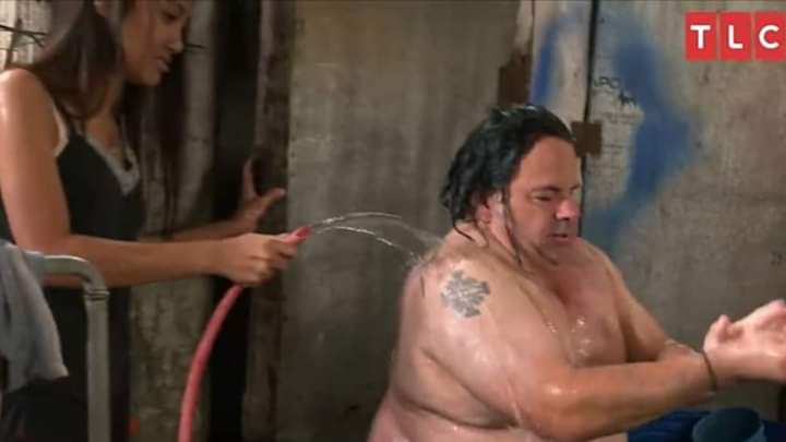caramelmeddie's tweet photo. Rose watering Ed to grow his neck🤭 https://t.co/UgZZjSNCLJ