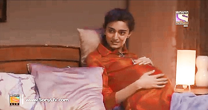 "Chal rahe hain, Chal rahe hain, jaa rahe hain... jaa rahe hain.. Chal rahe hai... " "Tumhari medical file, Soha& #39;s baby welcome card, maa ke Baal gopal, baba ka Rabindranath sangeet ..."  #KRPKAB