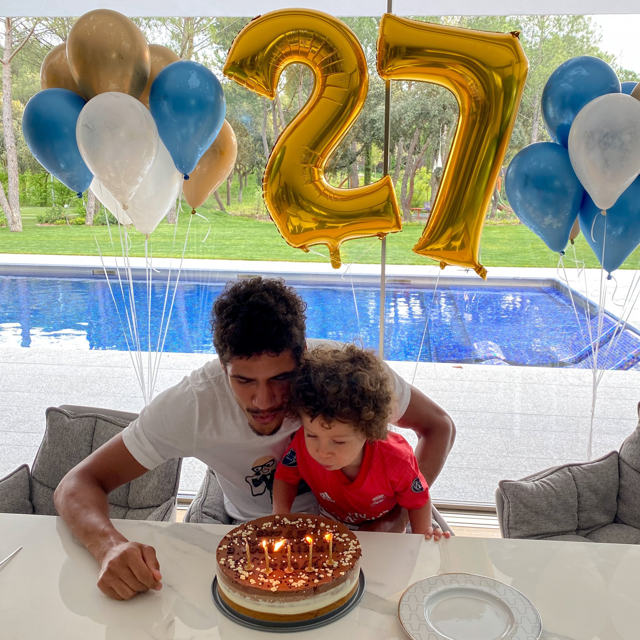 Raphael Varane Confine Mais Toujours Bien Entoure Merci A Tous Pour Vos Nombreux Messages Chaleureux Prenez Soin De Vous Et Gardez Le Sourire Confined But Who Could Dream Of