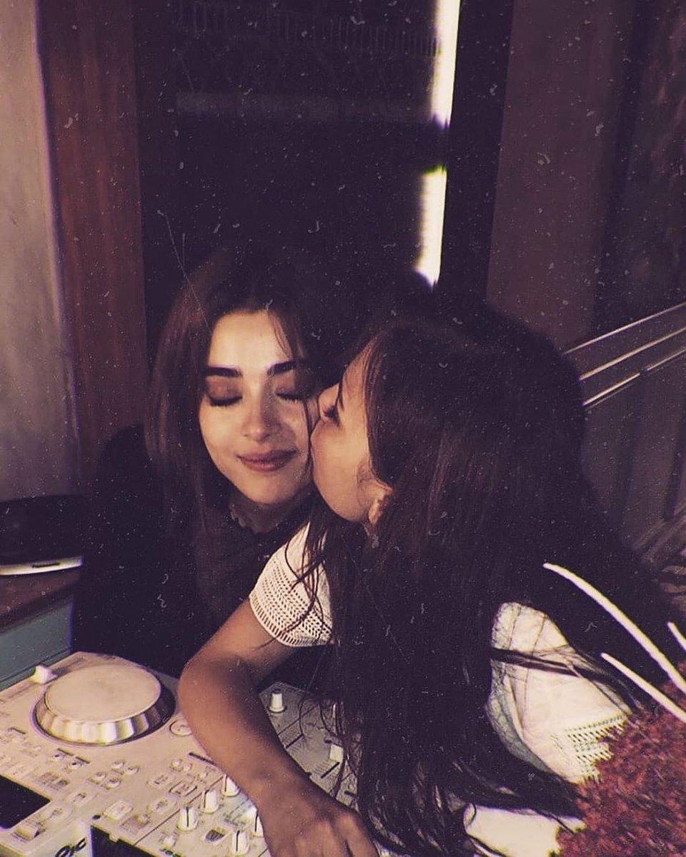 CencerNx's tweet photo. В сериале враги а жизни очень хорошие друзья 💞🤗

#BaharŞahin #simaybarlas #BahSim #Zalimİstanbul #CerenKarçay #damlakaraçay #CenCer #NedCer #OzBah https://t.co/ncpRZAQlKb