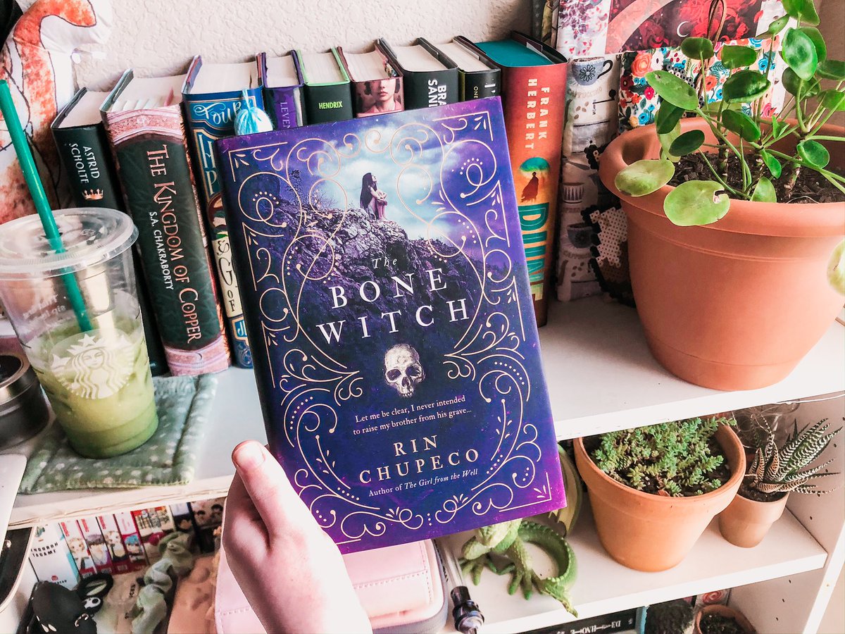 buddyreadalatte's tweet photo. may only has one book pick for this month:

the bone witch by rin chupeco 💜✨ https://t.co/ZhWSGnhA70