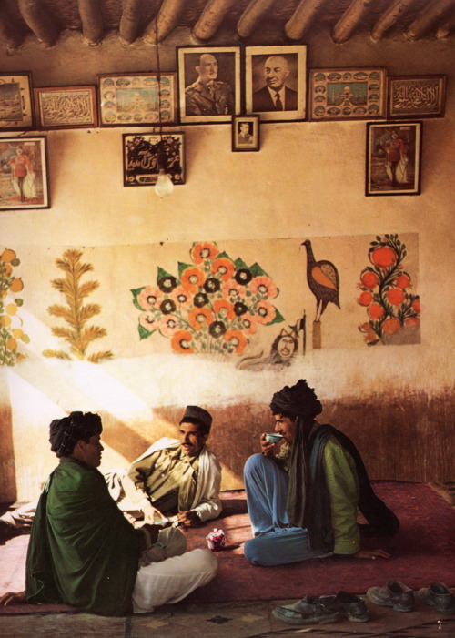 People of Tashkurgan: “Chaikhane”, the Tea House.Images of Roland Michaud. Collection “Rêves et réalités”, Hachette. 1970.
