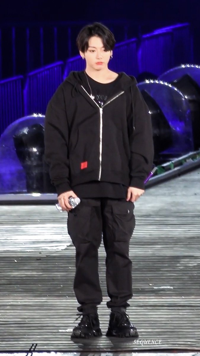 jungkook ˢᵗᵃⁿᵈᶦⁿᵍ in tiny ; a devastating thread