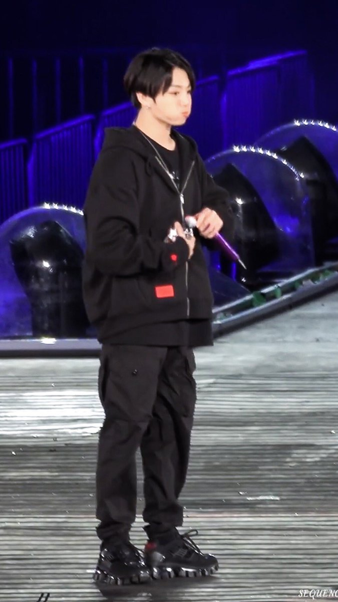jungkook ˢᵗᵃⁿᵈᶦⁿᵍ in tiny ; a devastating thread