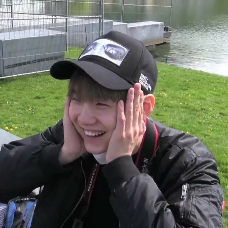 my doctor: “you have 10 minutes to live” me: *creates a yoonfi smile thread*