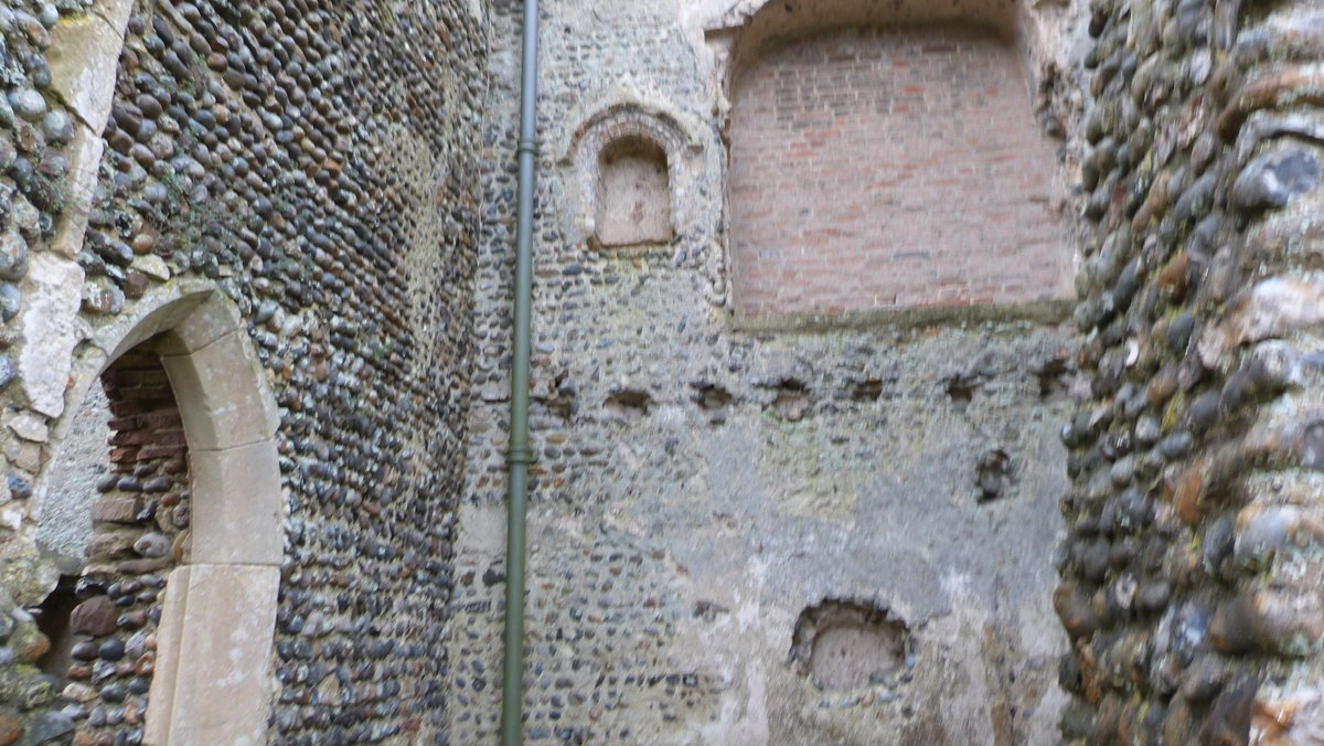 Oh Ingham. I went here the same day as Holm as I really wanted to see it but was shut for repairs! Basically a collegiate parish church started 1355 that for some reason changed to Trinitarian canons in 1360. It's got all this stuff on the N side where it linked to their quarters