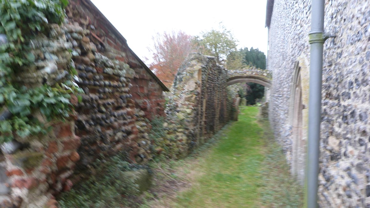 Oh Ingham. I went here the same day as Holm as I really wanted to see it but was shut for repairs! Basically a collegiate parish church started 1355 that for some reason changed to Trinitarian canons in 1360. It's got all this stuff on the N side where it linked to their quarters