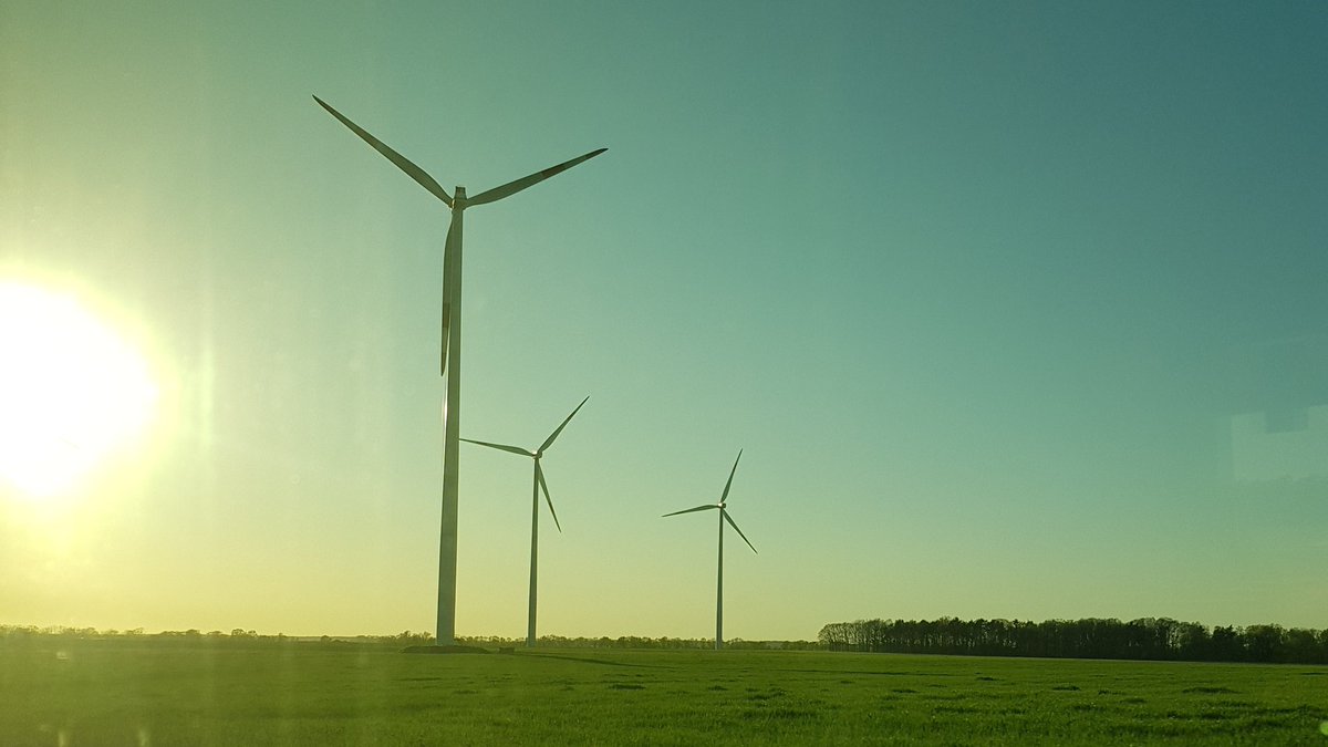 So großartig, was es für tolle #Bürgerenergie-Projekte in unserer Region gibt:
Bürgerwindparks, erneuerbare Wärmenetze, Solarstromanlagen - zT mit eigenen lokalen Ökostrom-Tarifen🤗💚

Was freut Euch am #TagDerErneuerbarenEnergien?
☀️🌬🌳
#TeamErneuerbare

julia-verlinden.de/detail/article…