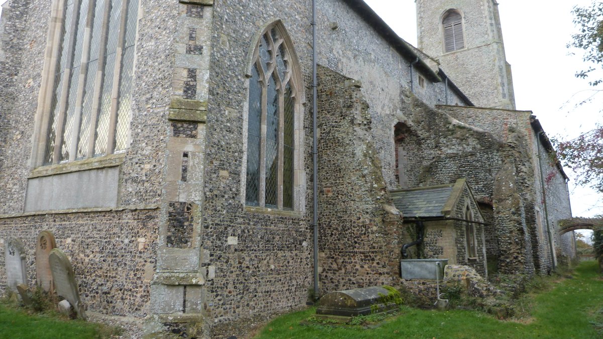 Oh Ingham. I went here the same day as Holm as I really wanted to see it but was shut for repairs! Basically a collegiate parish church started 1355 that for some reason changed to Trinitarian canons in 1360. It's got all this stuff on the N side where it linked to their quarters