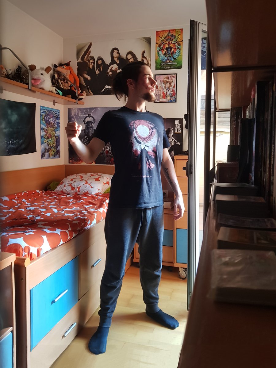 JordiRaptureArt's tweet photo. No tengo ni idea de hacer cosplays, así que ya que soy ilustrador, he decidido pintármelo encima! 
Ahora soy bendito por la tormenta!🌩️

Pongo la foto original por las risas😂

@NovaCiFi @Cosmere_es @yuraicosplay @BrandSanderson #cosmere #stormlight #kaladin #CosplayCosmere https://t.co/TEFBpL32pi