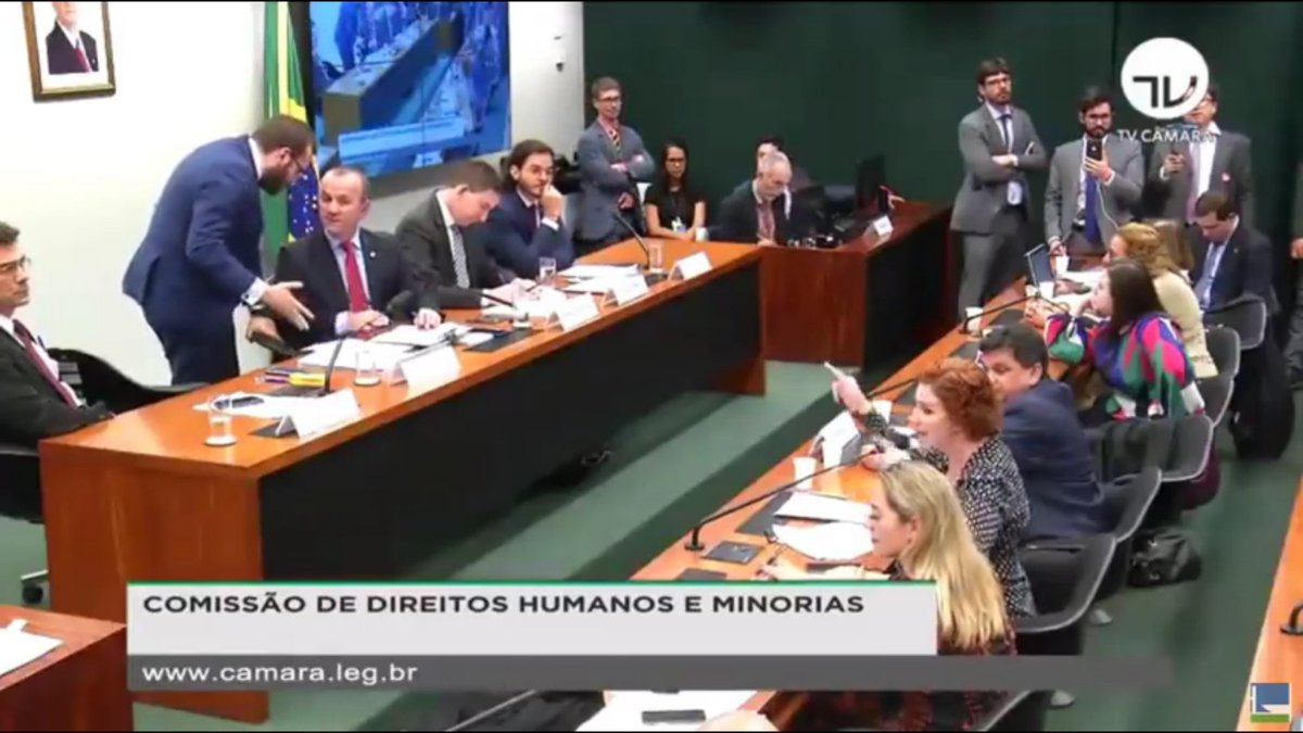 "Quando a VazaJato começou, em junho de 2019, quando a reputação de Sérgio Moro estava em xeque, enquanto PT e PDT pediam sua prisão, Jair Bolsonaro estava lá para defendê-lo. NÓS estávamos lá para defendê-lo". NÓS ESTÁVAMOS LÁ!
