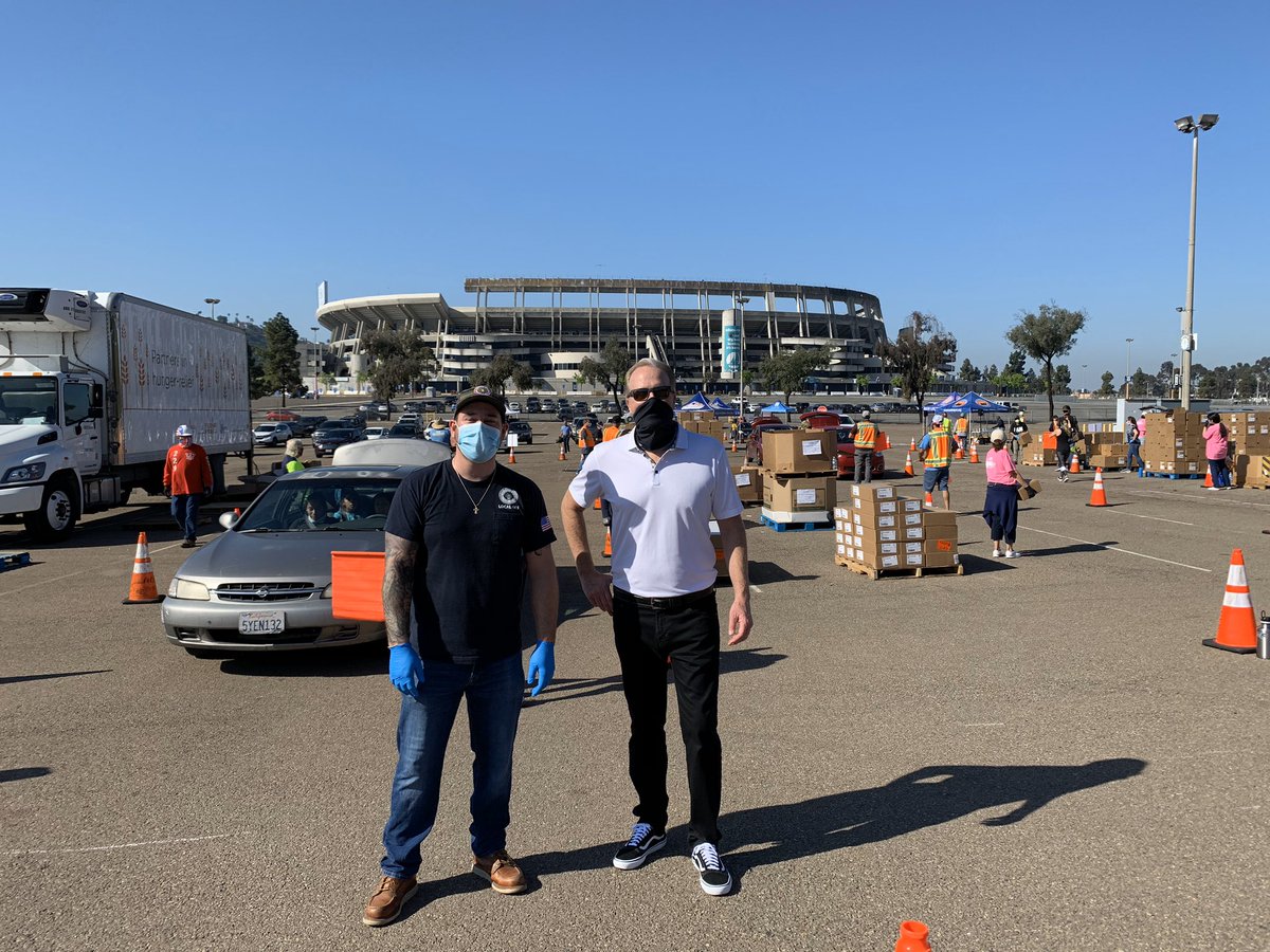 IBEW465's tweet photo. THANK U to all our @IBEW volunteers who helped us feed 1,100 families at the @FeedingSanDiego / @SDLaborCouncil food distribution. Mayor @Kevin_Faulconer stoped by to thank our volunteers. Our members are leaders in the workplace &amp; in our communities. #WeAreIBEW465 #IBEWgivesback https://t.co/17yFt49Yma