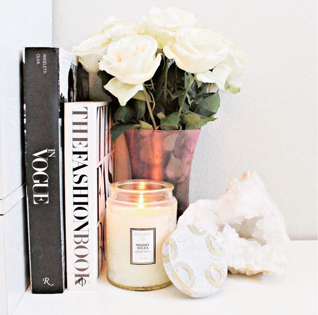 We love to see how you style our candles in your home! Be sure to tag <a href="/voluspacandles/">VOLUSPA</a> and #VOLUSPA to be featured. Love this corner @laurabrophyinteriors ✨