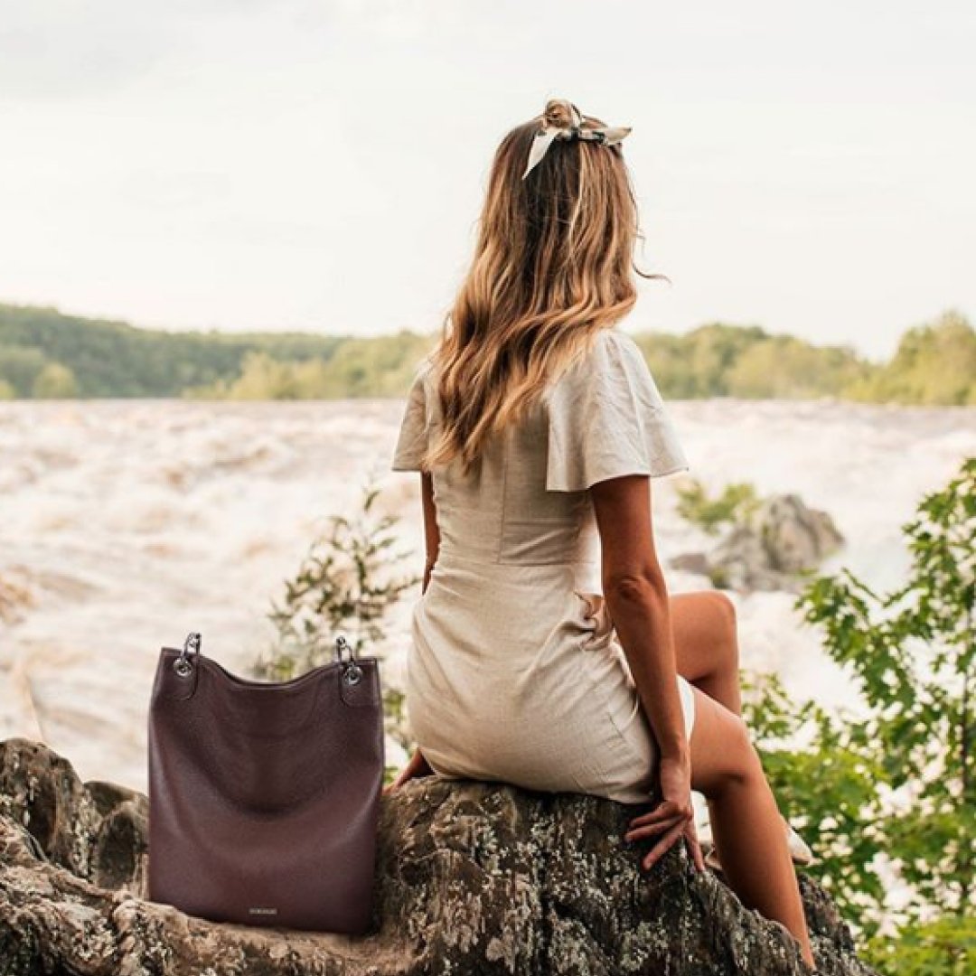 MakersRow's tweet photo. The Chelsea Square Hobo made with soft pebble grain leather from @bellamodi goes where you go! 🍃
.
.
.
#bellamodi #bag #leatherhandbags #luxurybags #leatherbags #handmadeleathergoods #leatherfashion #leatherlove #travelstyle https://t.co/TIS98PVvkR