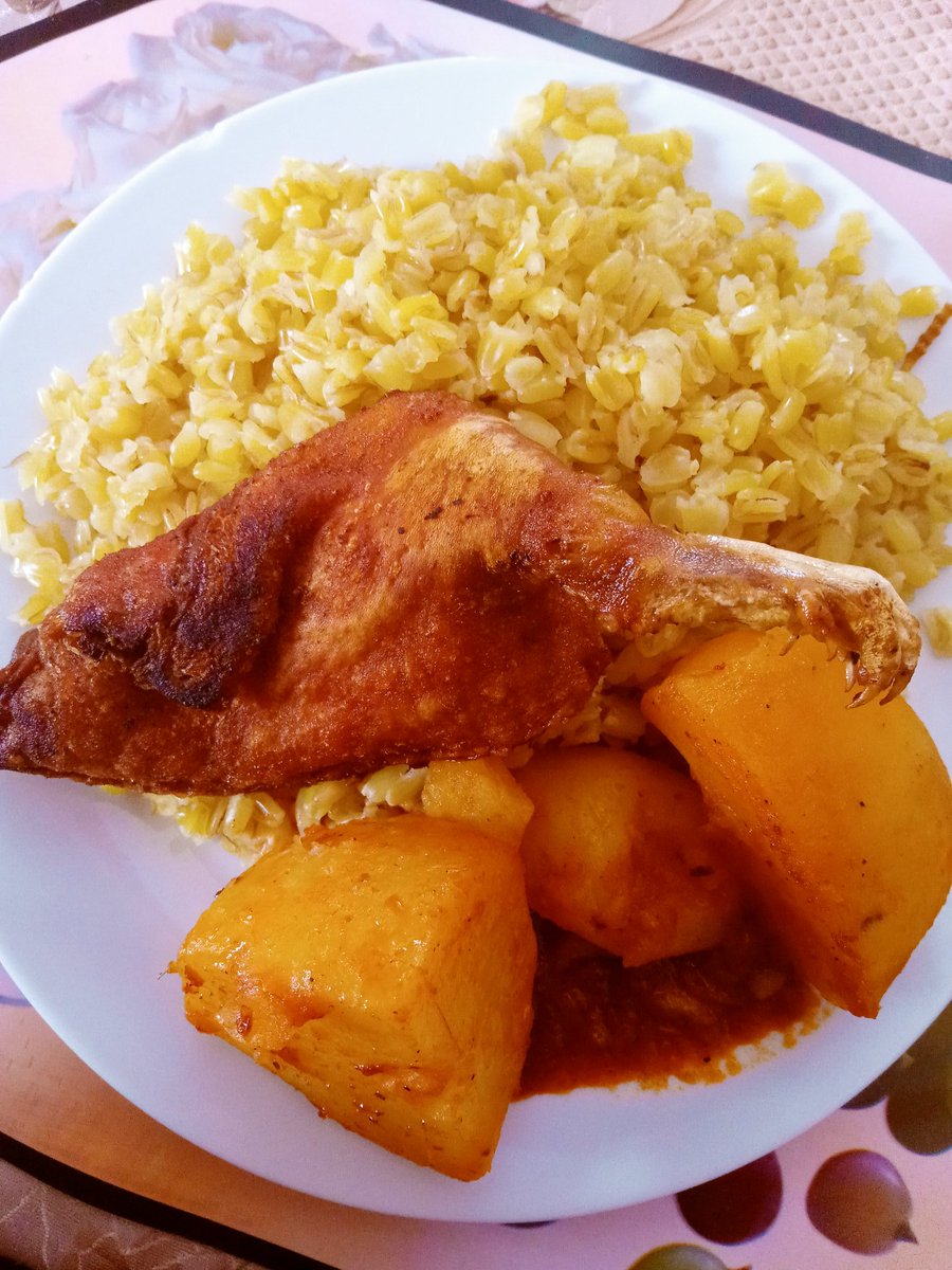 musadorada's tweet photo. Almorzando como la realeza cholita que soy 👑 https://t.co/OcNlwG3QUP