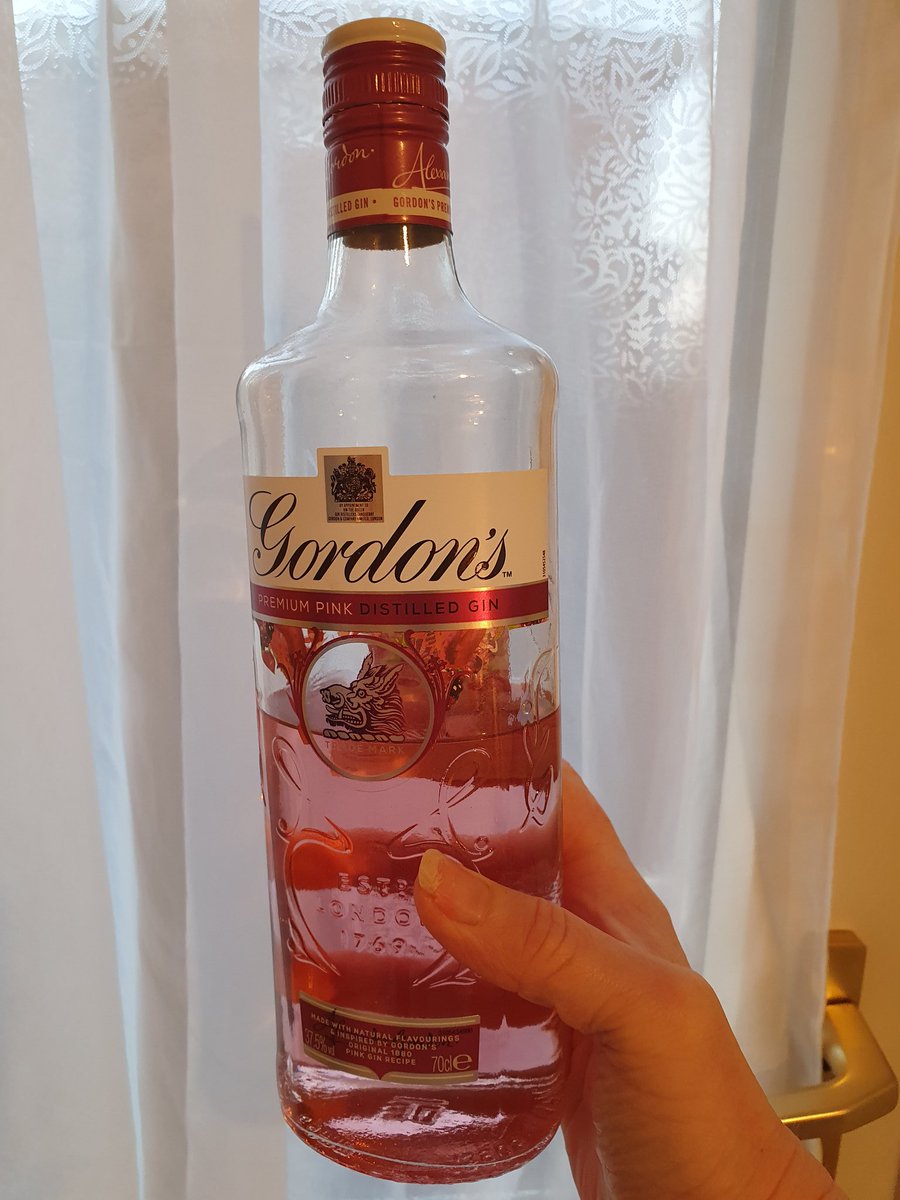 mercedesgirl69's tweet photo. HELL of a day...😬 only reward is a cheeky glass or two of my favourite tipple..👌😛😍🍸 #MyReward #Exhausted #KeyWorker #HealthCare #TryingToKeepPositive #Covid_19 #GinAndTonic #CheersMyDears https://t.co/92phYiZbKq
