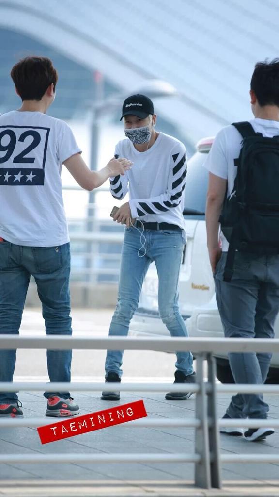 at first jongtae wearing this w a difference of 3 daysat second jinki's t shirt