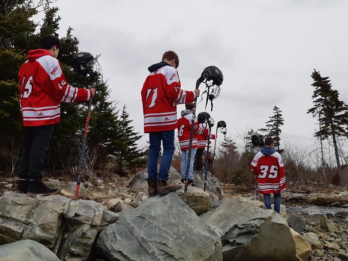 HockeyNS's tweet photo. A beautiful tribute from the Cole Harbour Bantam A Wings who honoured Cst. Heidi Stevenson at a private location while practicing appropriate social distancing.
⁣
Cst. Stevenson's son Connor was a member of the team.⁣

Our hearts go out to them. ❤️

#HockeyComesTogether https://t.co/nZNKSgaNQd