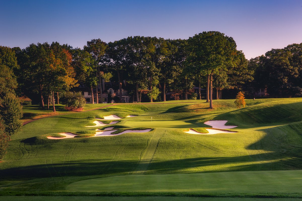 The great 3rd hole <a href="/StGeorgesGCC/">St. George's GCC</a> in Toronto perfectly framed in a crucible of trees &amp; bunkers 📸 <a href="/jasonlivy/">Jason Livy</a>

#golfcoursearchitecture #golfcoursephotography #beautifulgolfcourses