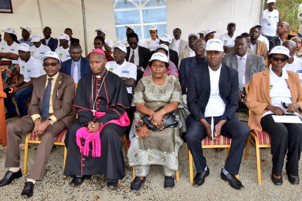 RTNBurundi's tweet photo. Le @mttpeat J Bosco Ntunzwenimana interpelle les populations des provinces concernées par cette route de veiller à la sécurité du personnel et du matériel de l'Ese chinoise #FHEC qui va exécuter les travaux et garder à l'esprit que le bitumage de cette route est leur intérêt https://t.co/DLR1Mt2y04