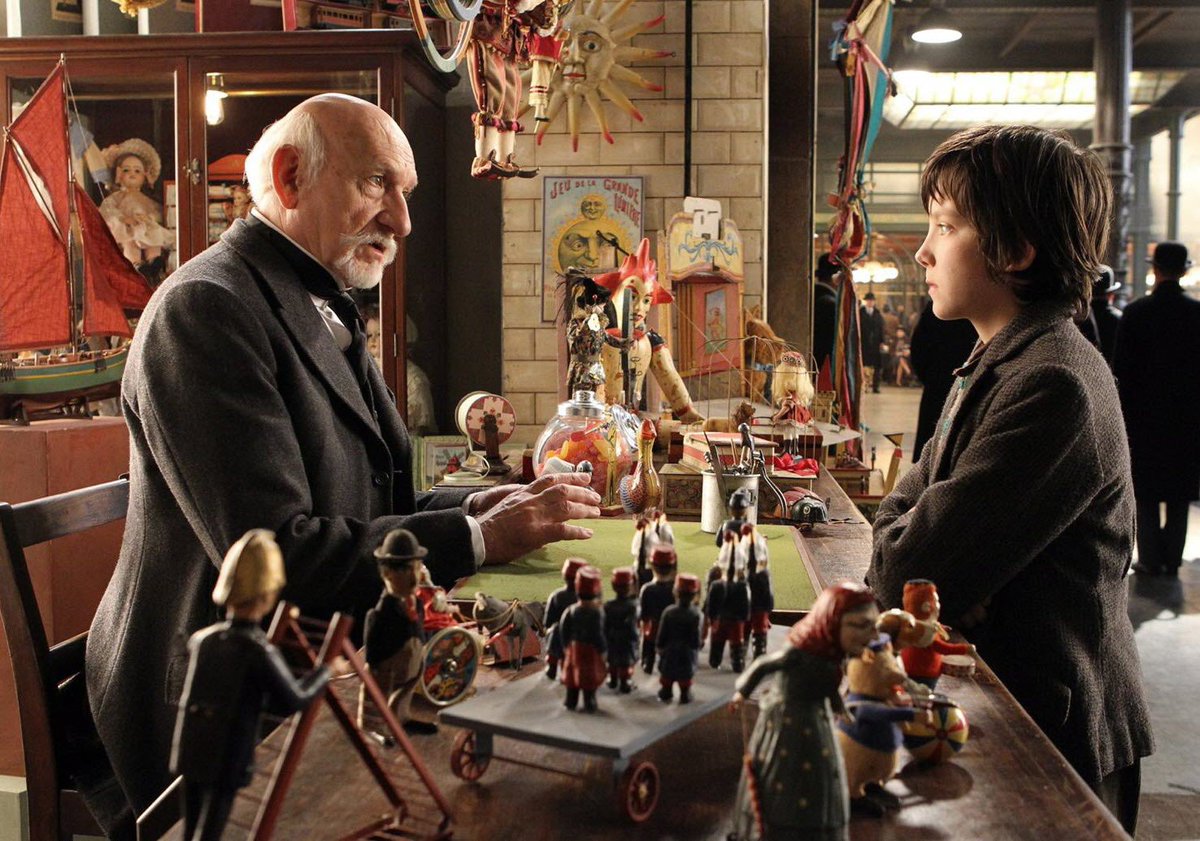 #7 - Hugo Cabret de Martin Scorsese (2011)Hugo est un orphelin de douze ans qui vit dans une gare. De son père il ne lui reste qu’un étrange automate dont il cherche la clé en forme de coeur afin de le faire fonctionner. Un conte de Noël aussi magique que magnifique...