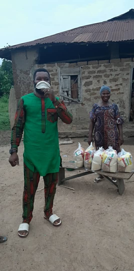 OsunFoodBank's tweet photo. Earlier today, the team distributed 100 food packs to families in Oogi, Osun state. We are extremely grateful for your support so far. Keep donating so we can reach out to more families during this period. #onehomeatatime #OsunFoodBank https://t.co/kaKPW7BNp3