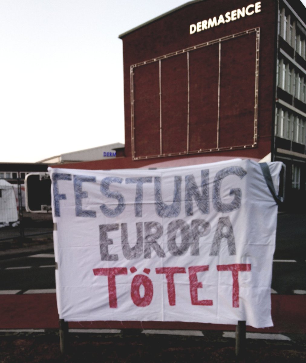 Bleiberecht4all's tweet photo. Schließt die #Lager in #Moria und die #ZUE's hier - statt #Spielplätze!

#LeaveNoOneBehind #WirHabenPlatz #FightRacism #FlüchtlingeWillkommen #NoBorders #NoLager https://t.co/xJlvELhNqH
