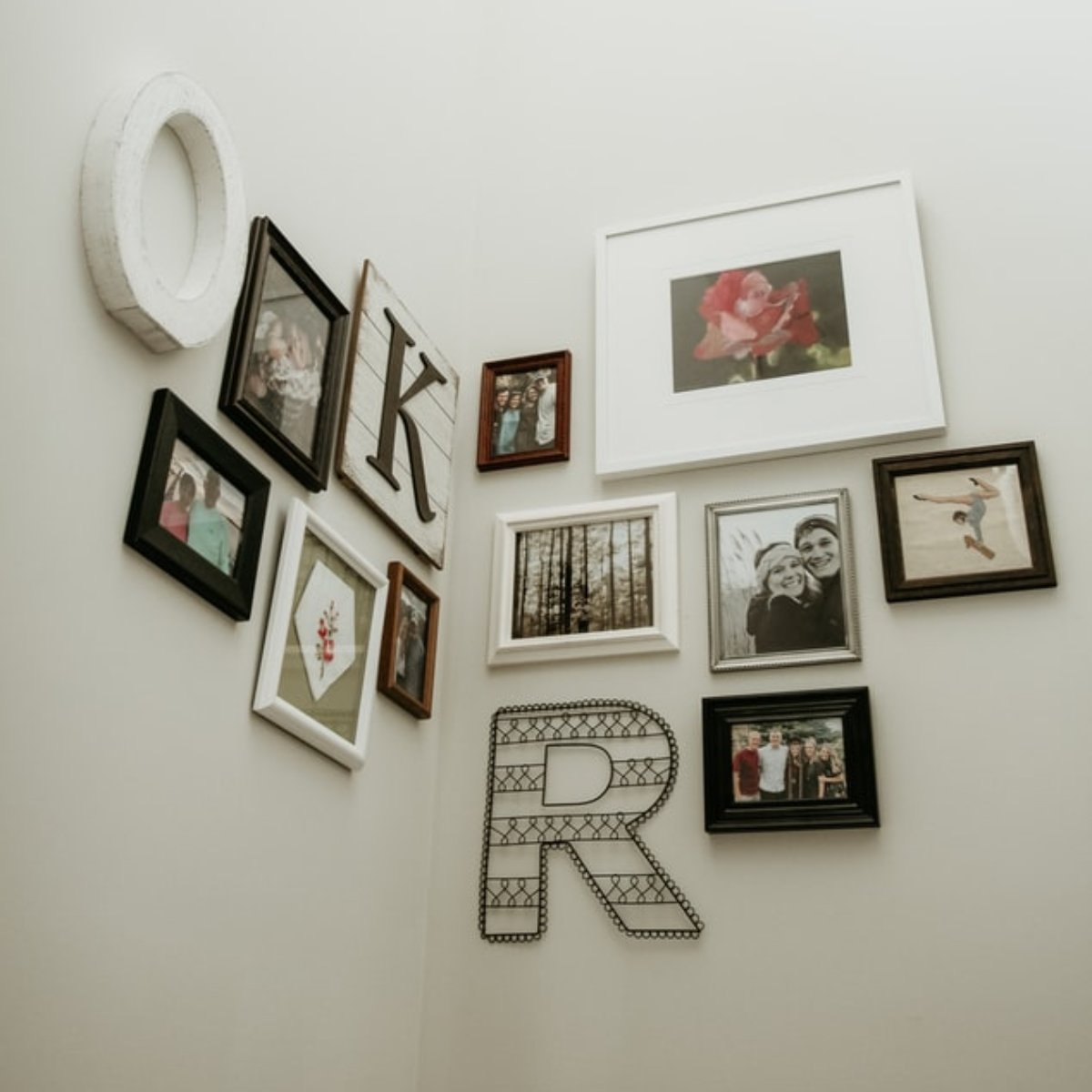 FastframeFO's tweet image. A gallery wall tells a story.