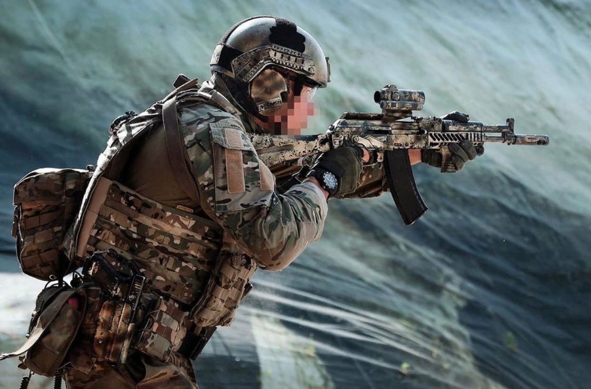 FSB Special Purpose Center officer with an AK-105 + Aimpoint CompM4s, and an Armokom LShZ 1+ helmet. 9/ https://vk.com/russian_s... href=