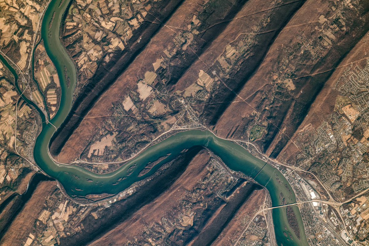 KeystoneFlyFish's tweet image. The Susquehanna River cuts through the folds of the Valley-and-Ridge province of the Appalachian Mountains in this photograph taken by the crew of the International Space Station. The Susquehanna River flows 444 mi from upstate New York to Maryland, draining into Chesapeake Bay.