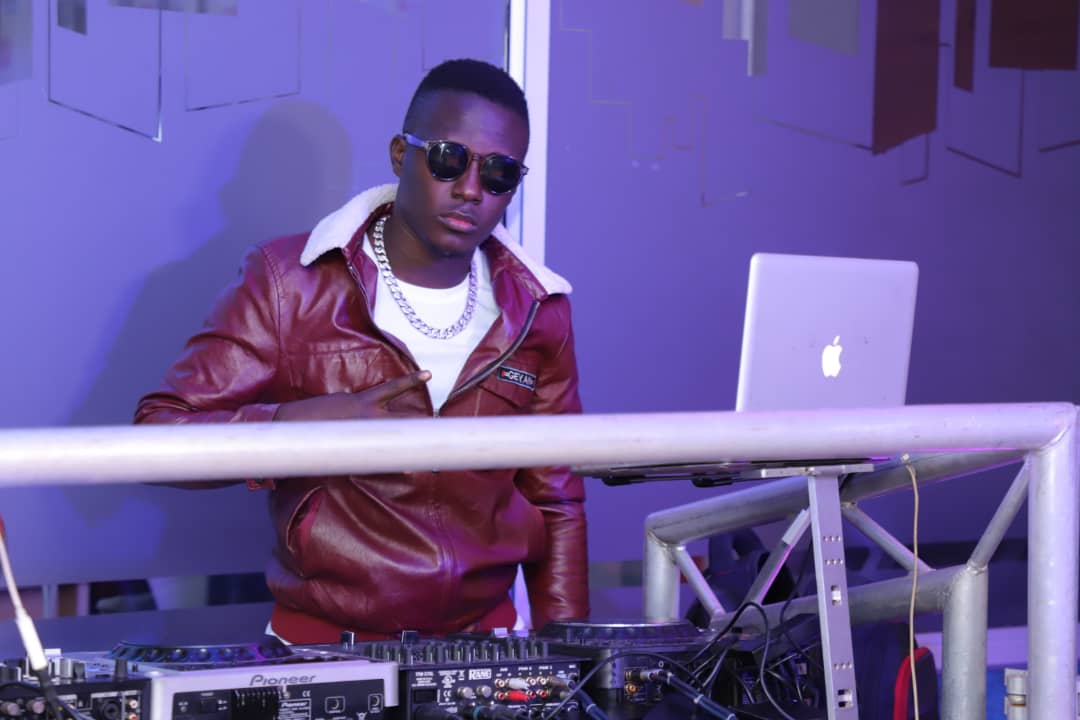 nbstv's tweet photo. Mr Scratch @amdjmark is here to scratch your stress away.

Drop your requests and dedications. #NBSSNL #NBSUpdates https://t.co/IrBE4LLopk