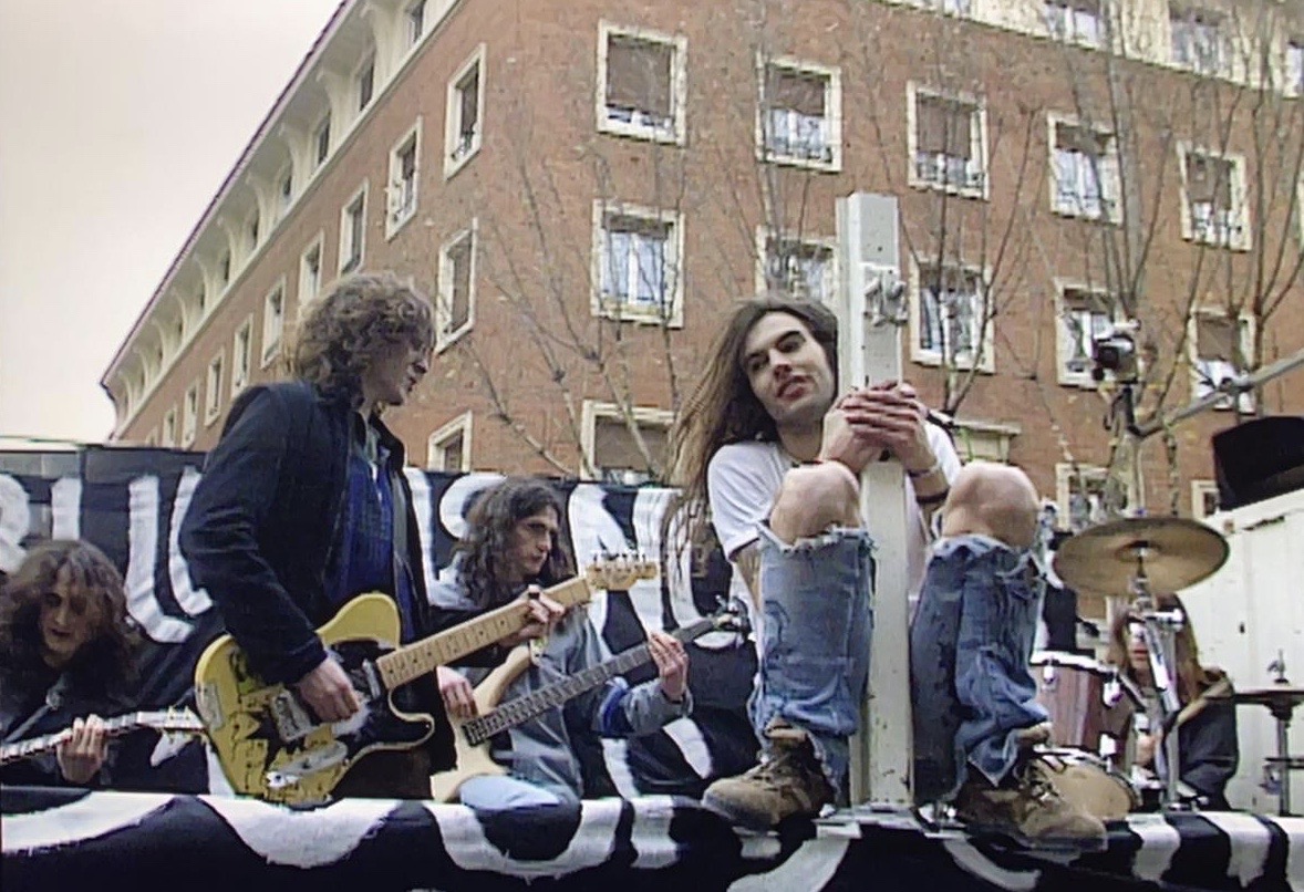 ¿Estéis biennnnnn?
Hemos aplazado el evento, por lo que aprovechamos para regalaros un nuevo tráiler, en donde incluimos más material que hemos ido recopilando durante este año.
Estamos buscando nueva fecha para presentarlo con concierto Homenaje a BNR.
bit.ly/2VDEAga