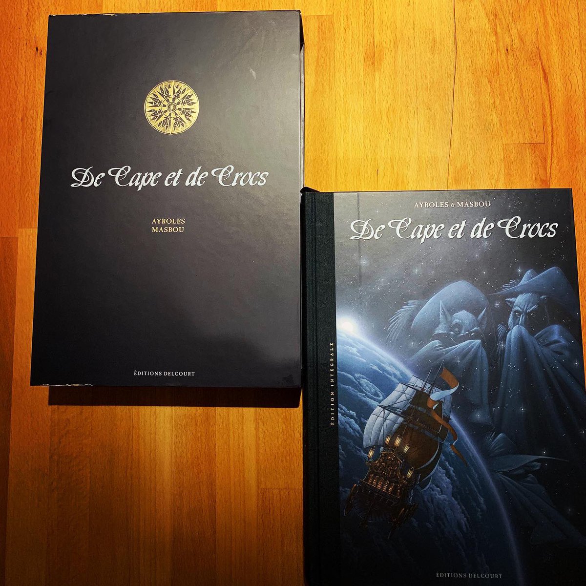 lafontaine_paul's tweet photo. @DucDuTromblon @AnkamaEditions @label619 @AnkamaPress @MaudouxF @guinoir @realMutafukaz Cette série est géniale !! Moi je viens de finir l’excellente intégrale de #DeCapesEtDeCrocs de #Ayrolles et #Masbou chez @DelcourtBD !! 1 magnifique voyage de capes et d’épées, de poésie et d’évasion lunaire !! ⚔️🦊🐺🌕🌍 Encore 1 série qui a sa place au panthéon de la #BD !! https://t.co/Y4K5iFx0Yz