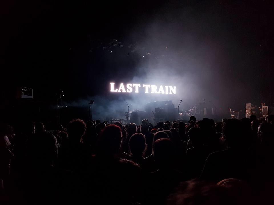 Maroufle316's tweet photo. C’était il y a 3 ans déjà ! Mon père et moi découvrions la première partie de placebo qui nous avait mis une telle claque qu’après eux placebo nous paraissait bien trop calme 😅
Et depuis on est love love de @BandLastTrain 
🥰❤️ https://t.co/WOGFtLZydQ