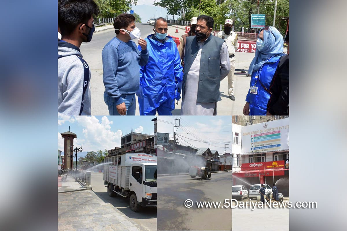 roufaminnews5's tweet photo. Deputy Mayor monitors sanitization works at Lal Chowk, Raj Bagh, Ikhrajpora

https://t.co/6Z7dOVS5lR

#DuptyMayorParvaizAhmadQadri #Mayorofs #JunaidAzimMatto #Monitors #Sanitizationworks #Lalchowk #Rajbagh #Ikhrajpora #coronavirus #JantaCurfew #Diprjk #Kashmir #Srinagar #india https://t.co/mTRzfBE1ie