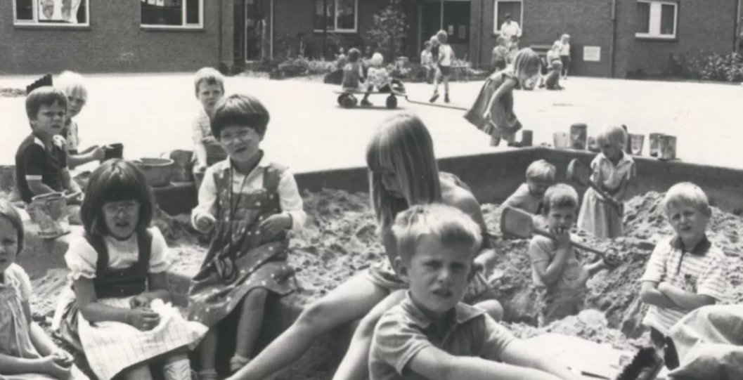 Fotowedstrijd ‘Liemers in Beeld’ 
Pak je camera (hanteer de richtlijnen van RIVM) en breng jouw thuissituatie tijdens deze Coronatijd in beeld. Stuur je foto naar (tot 31/05): fotowedstrijd@liemersinbeeld.nl 
 info liemersinbeeld.nl @Kunstwerk2017 <a href="/Zevenaar/">Gemeente Zevenaar</a> <a href="/liemersmuseum/">Kunstwerk! Liemers Museum</a>