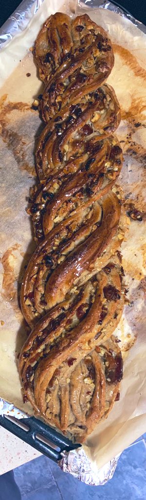 Trends semi integral, con nueces y dátiles, receta de <a href="/ibanyarza/">Ibán Yarza</a> de su magnífico libro pan casero. Gracias por hacerlo tal fácil!!! 👏🏼👏🏼