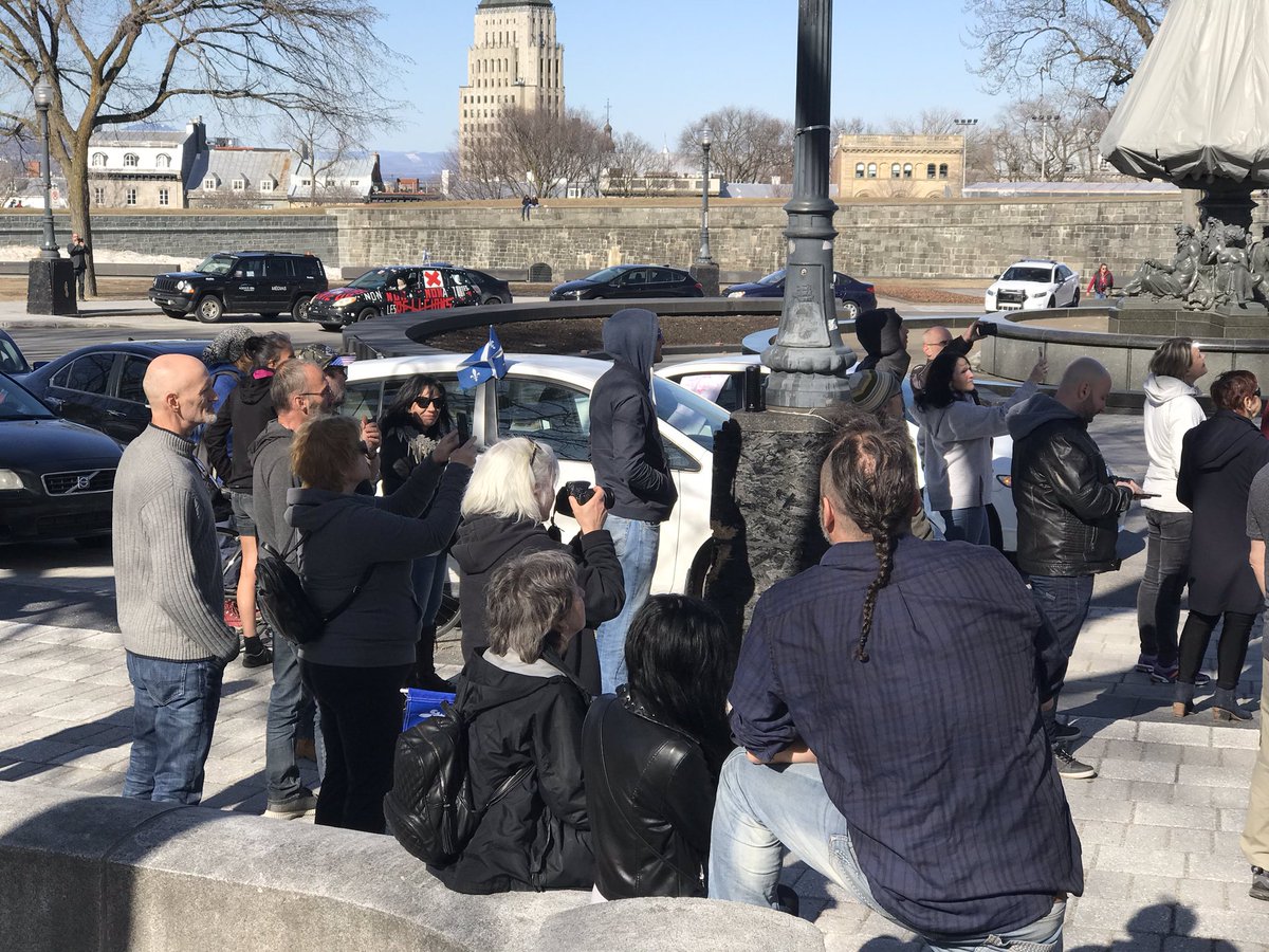 hassinhadi's tweet photo. Une centaine de manifestants sont rassemblés devant l’Assemblée nationale à Québec pour réclamer le déconfinement. #COVID19 #AssNat #polqc https://t.co/cpDY8zzV5S