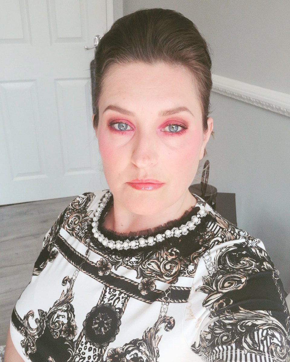 Pink eyes to match my pink gin happy drinking peeps 😘