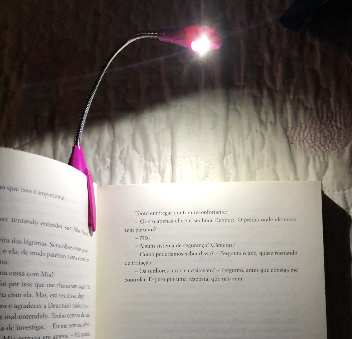 violwdavis's tweet photo. eu comprei uma mini led pra ler no escuro e to apaixonada https://t.co/Z2HXdRVnTj
