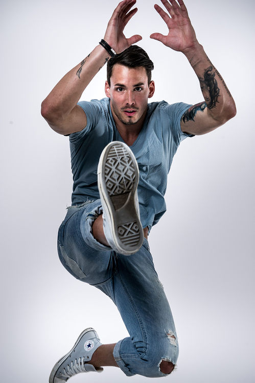 Yeah, so. Here's Swiss international and BVB goalie, Roman Bürki. No other words needed aside from HAWT AS FARK. Plus, THAT. SMILE. ermahgerd.