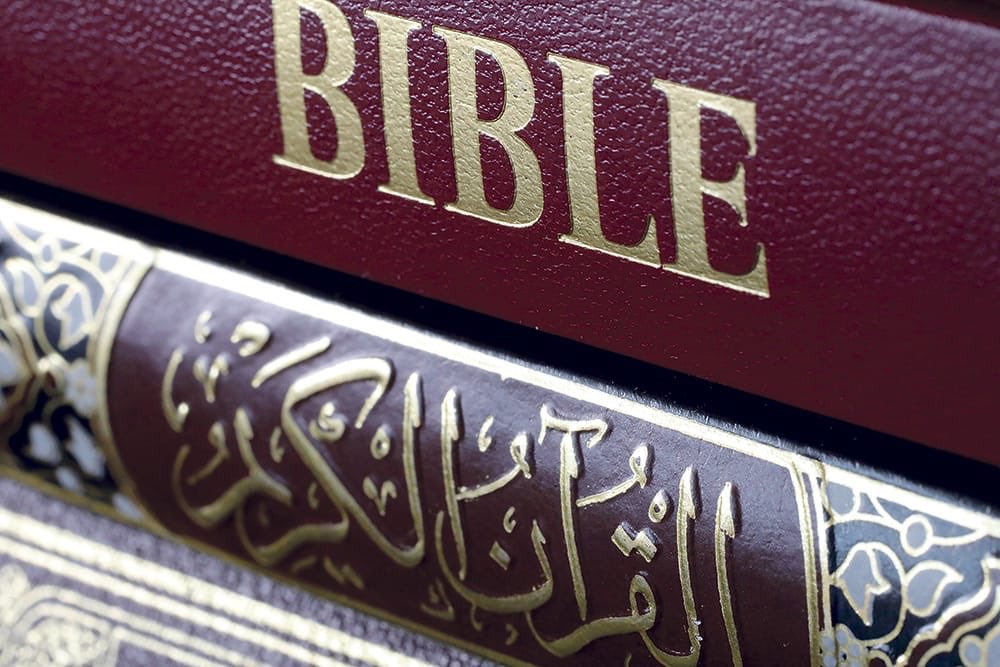 Si la Bible est falsifiée, pourquoi le Coran renvoi à l’autorité de l’injil (Evangile) et de la Tawrah (Torah) ?